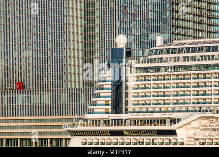 Rotterdam, Skyline auf der Nieuwe Maas, Wolkenkratzer, und Aida Perla, Kreuzfahrtschiff, Stockfoto