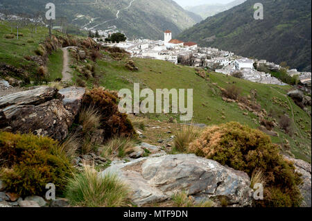 Die alpujarran Dorf Capileira mit seiner katholischen Kirche, befindet sich hoch oben in den Bergen der Sierra Nevada in der spanischen Region Andalusien. Stockfoto