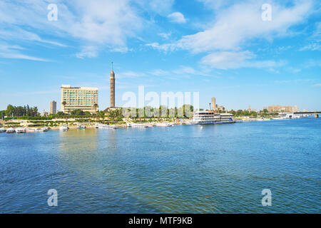 Die Schiffe sind im Hafen von Gezira Insel mit Blick auf die üppigen Gärten und Kairo Tower auf dem Hintergrund, Kairo, Ägypten. Stockfoto