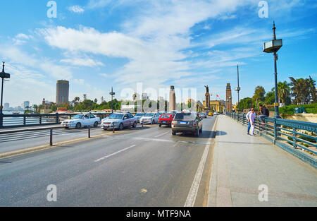 Kairo, Ägypten - Dezember 24, 2017: Der Verkehr auf Qasr el Nil Brücke mit Blick auf Saad Zaghloul Statue, auf gesira Insel am Ende der Br entfernt Stockfoto