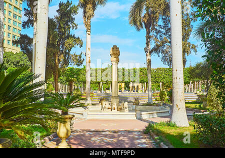 Der malerischen Al Andalus (Andalusien) Garten mit dekorativen Pflanzen, Skulpturen und Statuen aus Marmor und Kacheln in Zamalek Bezirk auf Gez entfernt Stockfoto