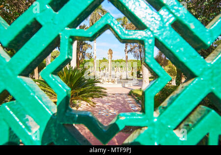 Der Blick auf die andalusischen Garten durch die achteckige 1001 star-Rub el Hizb (muslimische Symbol) des Zauns, Insel Gezira, Kairo, Ägypten. Stockfoto