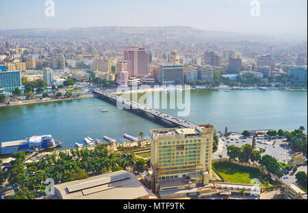 Luftaufnahme auf Qasr el Nil Brücke zwischen Gezira Insel und die Innenstadt von Kairo, berühmt für europäische Architektur, breite Strassen und Business Ce Stockfoto