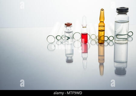 Gruppe von Fläschchen mit Medikamenten auf Blau methacrylat Tabelle. Horizontale Komposition. Stockfoto