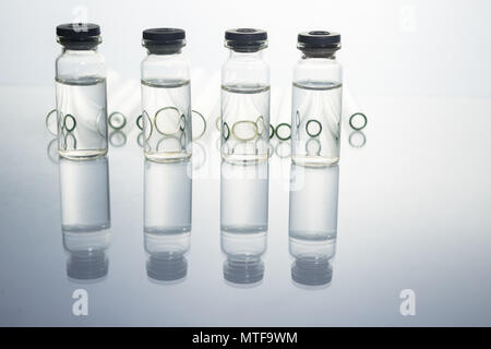 Gruppe von Fläschchen mit Medikamenten auf Blau methacrylat Tabelle. Horizontale Komposition. Stockfoto