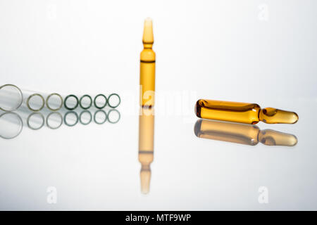 Gruppe von Fläschchen mit Medikamenten auf Blau methacrylat Tabelle. Horizontale Komposition. Stockfoto
