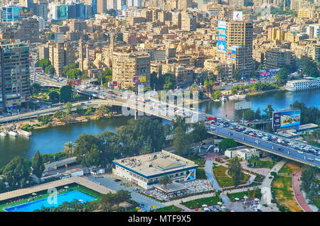 Kairo, Ägypten - Dezember 24, 2017: Luftaufnahme auf dichten Gebäuden von Gizeh, 6. Oktober Brücke und Nil vom Kairo Tower auf GEZIRA I Stockfoto