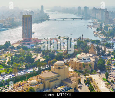 Kairo, Ägypten - Dezember 24, 2017: Die Ansicht auf der grünen Insel Gezira mit Viertel der Künste, üppigem Grün und Wicklung Nil Hintergrund an Decembe Stockfoto