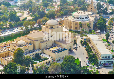 Luftaufnahme auf Opera House auf der Insel Gezira und von grünen Gärten, Kairo, Ägypten umgeben. Stockfoto