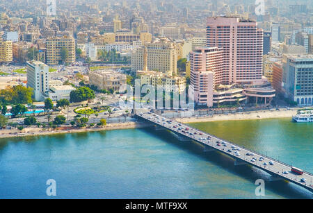 Luftaufnahme auf Qasr el Nil Brücke über den Nil mit Midan Tahrir Square auf dem Hintergrund, Kairo, Ägypten. Stockfoto