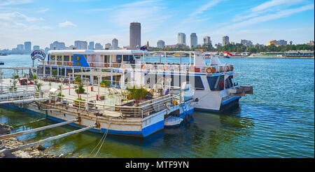 Kairo, Ägypten - Dezember 24, 2017: Das Schiff Restaurant an der Corniche Damm ist schöner Ort zum Entspannen und die Flußufer genießen, am 24. Dezember in Kairo. Stockfoto