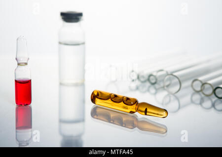 Gruppe von Fläschchen mit Medikamenten auf Blau methacrylat Tabelle. Horizontale Komposition. Stockfoto