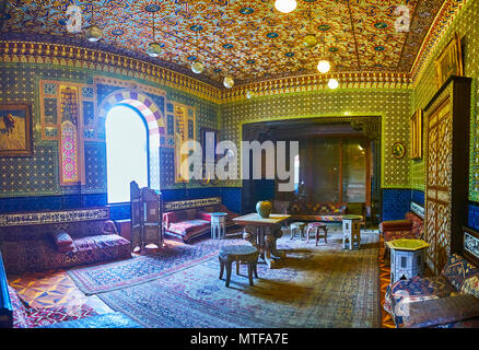 Kairo, Ägypten - Dezember 24, 2017: Shell Salon der Manial Palast ist in der Verschmelzung von Osmanischen, maurischen und persischen Stil dekoriert, es Teppiche erhalten hat Stockfoto