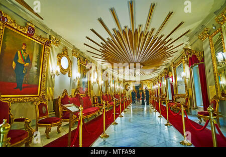 Kairo, Ägypten - Dezember 24, 2017: Die prächtigen Thronsaal der Manial Palast in roten und goldenen Farben mit Teppichen, Gemälden dekoriert ist, Spiegel und Stockfoto