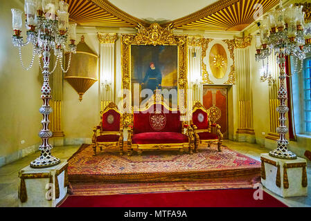 Kairo, Ägypten - Dezember 24, 2017: Historische Thron in prächtigen Thronsaal der Manial Palast mit reiche goldene Dekore, Porträt des Prinzen Muhammad Ali ein Stockfoto