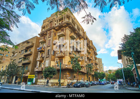 Kairo, Ägypten - Dezember 24, 2017: Der staubige Wohnquartiere entlang Al Qasr Al Nil Street in der Innenstadt, am 24. Dezember in Kairo Stockfoto