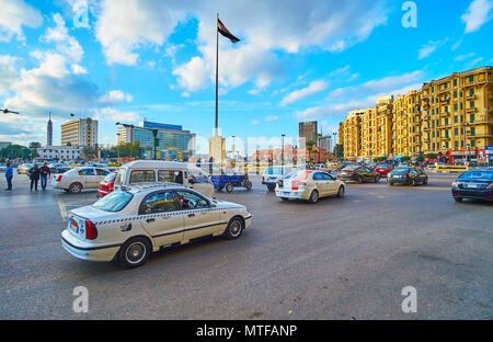 Kairo, Ägypten - Dezember 24, 2017: Der starke Verkehr auf Midan Tahrir Square, einem der zentralen Orten der Innenstadt, am 24. Dezember in Kairo Stockfoto