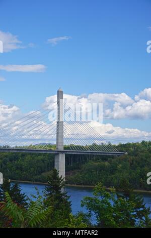 Die Penobscot Narrows Bridge ist eine 2.120 m lange Schrägseilbrücke über die Penobscot River in der Nähe von Bucksport, Maine übernachtet. Stockfoto