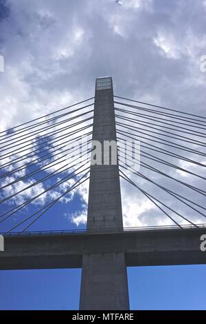 Die Penobscot Narrows Bridge ist eine 2.120 m lange Schrägseilbrücke über die Penobscot River in der Nähe von Bucksport, Maine übernachtet. Stockfoto