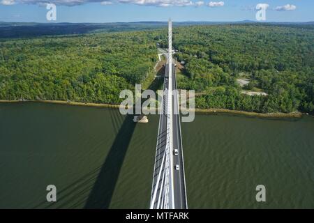 Die Penobscot Narrows Bridge ist eine 2.120 m lange Schrägseilbrücke über die Penobscot River in der Nähe von Bucksport, Maine übernachtet. Stockfoto