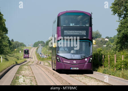 Eine erste Vantage bus fährt die Leigh geführte Busway in Mosley Gemeinsame, Wigan, Greater Manchester. Stockfoto