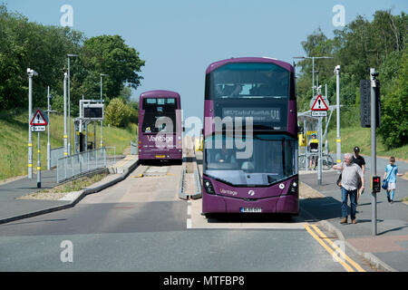 Eine erste Vantage Bus fährt vom Stillstand im Ellenbrook, Teil der Leigh geführte Busway in Worsley, Salford, Greater Manchester. Stockfoto