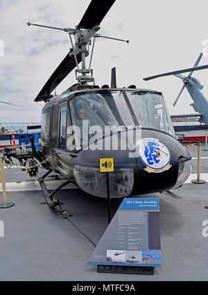 Huey gunship Hubschrauber auf Flight Deck der USS Midway Museum, Flugzeugträger, San Diego, Kalifornien Stockfoto