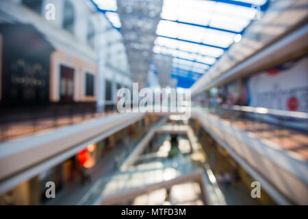 Erlauben große mehrstufige Einkaufszentrum mit Bokeh Hintergrund Stockfoto
