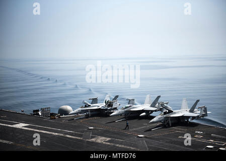 Arabischen Golf (24. April 2017) Die Flugzeugträger USS George H.W. Bush (CVN 77) (GHWB) Segeln über den Arabischen Golf. GHWB ist in den USA der 5. Flotte Bereich für Maßnahmen zur Erhöhung der Sicherheit des Seeverkehrs auf die Verbündeten und Partnern zu beruhigen bereitgestellt, und der Freiheit der Schiffahrt und des freien Handels in der Region erhalten. Stockfoto