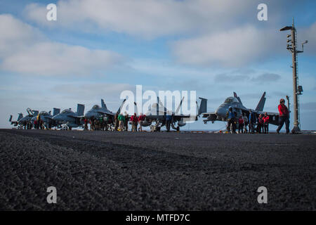 Arabischen Golf (24. April 2017) Die Flugzeugträger USS George H.W. Bush (CVN 77) (GHWB) Segeln über den Arabischen Golf. GHWB ist in den USA der 5. Flotte Bereich für Maßnahmen zur Erhöhung der Sicherheit des Seeverkehrs auf die Verbündeten und Partnern zu beruhigen bereitgestellt, und der Freiheit der Schiffahrt und des freien Handels in der Region erhalten. Stockfoto