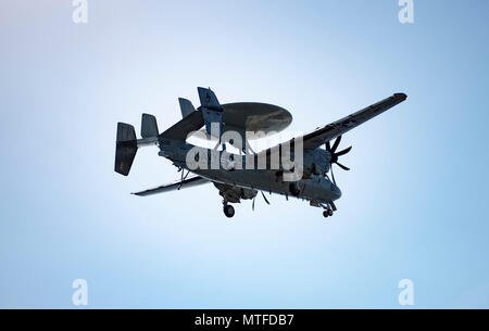 Arabischen Golf (24. April 2017) eine E-2C Hawkeye auf die "Asse" der Fluggesellschaft Airborne Early Warning Squadron (VAW) 124 fliegt über den Flugzeugträger USS George H.W. befestigt Bush (CVN 77) (GHWB). GHWB ist in den USA der 5. Flotte Bereich für Maßnahmen zur Erhöhung der Sicherheit des Seeverkehrs auf die Verbündeten und Partnern zu beruhigen bereitgestellt, und der Freiheit der Schiffahrt und des freien Handels in der Region erhalten. Stockfoto