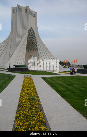 Teheran, Iran - 7 Mai 2018 Azadi Turm, der früher als die Shahyad Turm bekannt ist ein Denkmal am Azadi Platz entfernt, und ist ein Wahrzeichen von Teheran vertikale Stockfoto