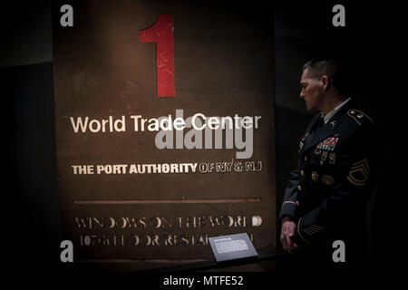 NEW YORK CITY, NY (22. April 2017) - Sgt. 1. Klasse Josua Moeller, nicht der Armee - Offizier des Jahres, besuche und zahlt, in Museum und Gedenkstätte des World Trade Center die vom 11. September Gefallenen zu ehren. Stockfoto