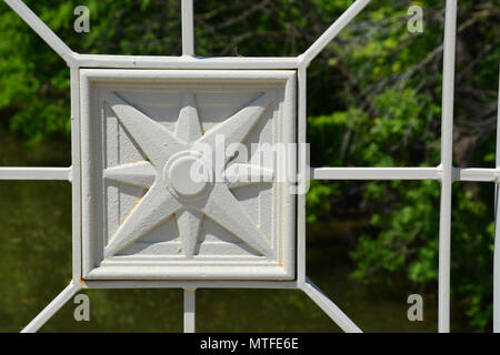 Einen verzierten Geländer auf der Montrose Avenue Bridge über den Chicago River in den Ravenswood Gärten Nachbarschaft. Stockfoto