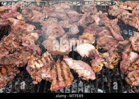 BBQ Rind- und Lammfleisch Fleisch gebraten auf der hot flaming Holzkohlegrill, Ansicht von oben schließen Stockfoto