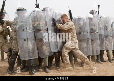 Us Marine mit Alpha 3. Marine Flotte Antiterrorism Security Team (SCHNELL) beteiligt sich an der Crowd control Training als feindlicher Kämpfer mit US-Soldaten und Royal marokkanischen Streitkräften während der Übung afrikanischer Löwe 17. April 23, bei Tifnit, Marokko. Übung African Lion ist eine jährlich geplant, kombinierte multilaterale Übung entwickelt, die Interoperabilität und gegenseitige Verständnis für die Taktiken der jede Nation, Techniken und Verfahren zu verbessern. Stockfoto