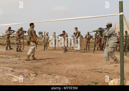 Marine Close Quarters Battle Trainer unterstützen und US-Soldaten beobachten, Marines und Royal marokkanische Soldaten am Berg Ausbildung während der Übung afrikanischer Löwe 17. April 24, in Tifnit, Marokko. Stockfoto