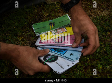 Ein 6. Special Operations Squadron Combat Aviation Advisor student Art "Palmetto Land" Geld im Betrieb Raven Kralle an hurlburt Field, Fla., 24. April 2017. Die Schüler reisten nach "Palmetto Land", einer simulierten indigene Land, wo Sie beauftragt wurden Kräfte der "Palmetto Land' zu trainieren und bei der Verbesserung der taktischen Beschäftigung der Flugzeuge und Soldaten unterstützen. Stockfoto