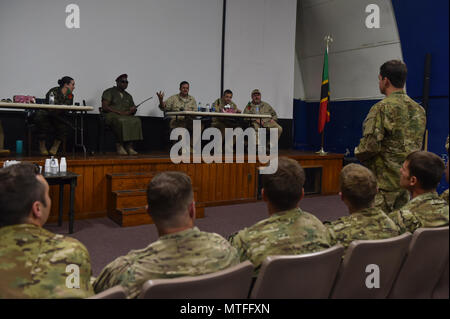 Combat Aviation advisor Schüler mit der 6. Special Operations Squadron Treffen "Palmetto Land" Kraft Führung während des Betriebs Raven Kralle am Herzog Feld, Fla., 24. April 2017. Die Schüler reisten nach "Palmetto Land", einer simulierten indigene Land, wo Sie beauftragt wurden Kräfte der "Palmetto Land' zu trainieren und bei der Verbesserung der taktischen Beschäftigung der Flugzeuge und Soldaten unterstützen. Stockfoto