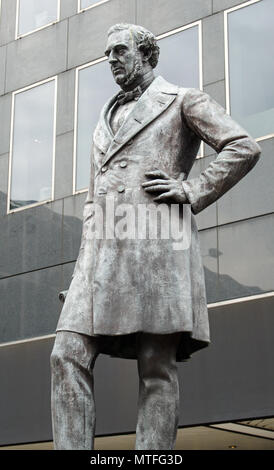 Statue des Viktorianischen Eisenbahningenieur Robert Stevenson auf peramanent öffentliche Anzeige außen Euston Bahnhof in London. In 1 geformt Stockfoto