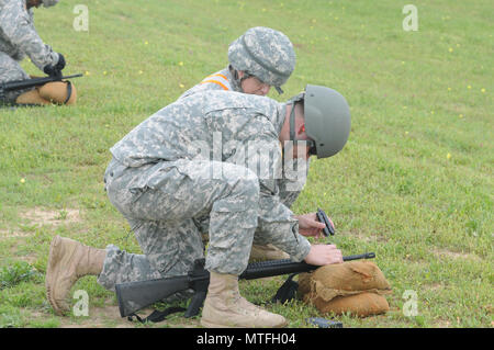 In diesem Bild durch 75. der Armee finden Training Befehl freigegeben, Soldaten mit der Einheit zentrale loslösung Zug an einer militärischen Schießstand in Bastrop, Texas, Samstag, 22. April 2017. Hohe individuelle Bereitschaft in die Reserven, die in Bereichen wie Treffsicherheit hilft Bedrohungen im Ausland abhalten. ( Stockfoto