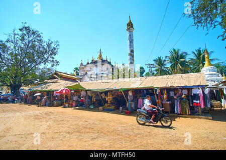 BAGAN, MYANMAR - 24. FEBRUAR 2018: Die kleinen lokalen Markt neben Manuha Tempel und bietet Kleidung, Spielzeug und Myanmar Gerichte, am 24. Februar i Stockfoto