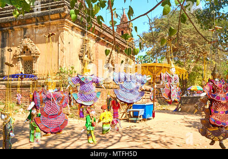 Gehängt Marionetten fliegen auf die Wind- und zieht Touristen an die Souvenir Markt, Bagan, Myanmar Stockfoto