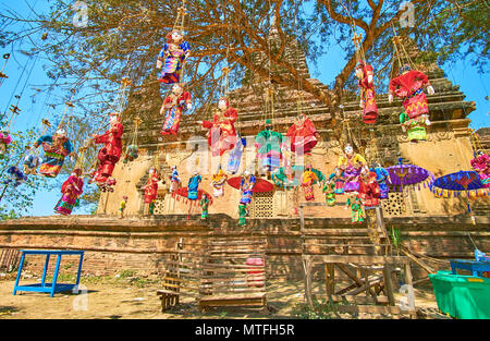 Zahlreiche Marionetten im burmesischen Stil im Innenhof der mittelalterlichen Heiligtum in Bagan, Myanamar gehängt Stockfoto