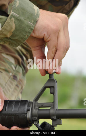 In diesem Bild durch 75. der Armee finden Training Befehl freigegeben, Soldaten mit der Einheit zentrale loslösung Zug an einer militärischen Schießstand in Bastrop, Texas, Samstag, 22. April 2017. Hohe individuelle Bereitschaft in die Reserven, die in Bereichen wie Treffsicherheit hilft Bedrohungen im Ausland abhalten. ( Stockfoto