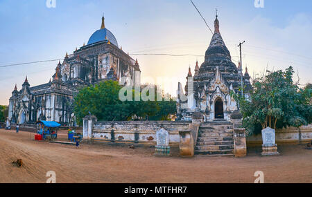 BAGAN, MYANMAR - Februar 24, 2018: Panorama der Thatbyinnyu Tempel und in der Nähe stehenden Pagode bei Sonnenuntergang, am 24. Februar in Bagan Stockfoto