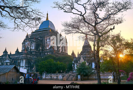 Die schöne Aussicht auf thatbyinnyu Tempel bei Sonnenuntergang in Bagan archäologischen Park, Myanmar Stockfoto