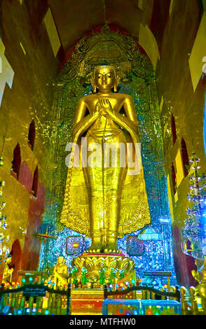 BAGAN, MYANMAR - 24. FEBRUAR 2018: Innenraum des Ananda Schrein mit hohen vergoldeten Statue des Buddha, am 24. Februar in Bagan Stockfoto