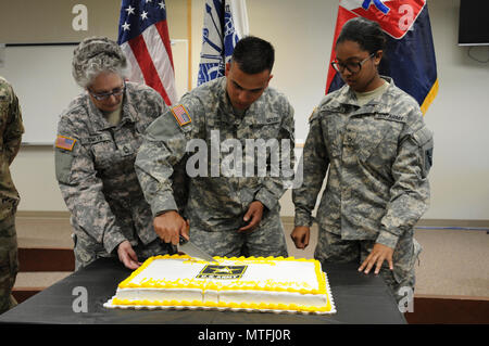 In diesem Bild durch 75. der Armee finden Training Befehl freigegeben, Soldaten aus der Einheit Houston-based Outfits in einem Kuchen teilnehmen Cutting in Houston, Texas, Sonntag, 23. April 2017. Die Erfassung, Beobachtung der 109. Jahrestag der Gründung des was später die Armee finden, wurde in der Stadt Ellington Field Joint Mindestreservebasis statt. Hewing zu einer militärischen Tradition, die Zölle wurden zwischen dem ältesten und jüngsten Soldaten für den Fall aufgeteilt. ( Stockfoto