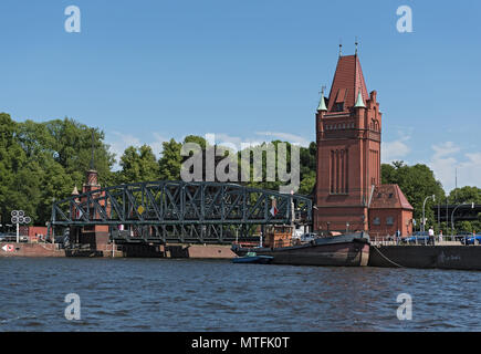 Blick auf die historische Hubbrücke (Marstallbrucke) in Lübeck, Deutschland Stockfoto